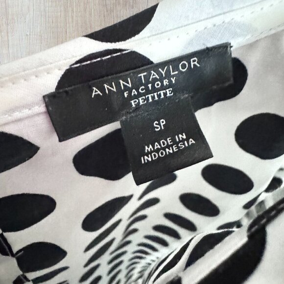 ANN TAYLOR Factory Black White Dot Short Sleeve Blouse Small Petite SP - Picture 4 of 4
